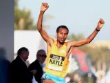 El atleta etíope Lerni Berhanu celebra su victoria en el Maratón de Dubai 2015, el maratón que reparte los premios más cuantiosos del mundo.