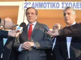 El candidato conservador griego Andonis Samaras se dirige a los medios tras votar.