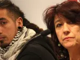 Rodrigo Lanza, el principal condenado por el caso 4-F, junto a su madre en una rueda de prensa en el Colegio de Periodistas de Barcelona.