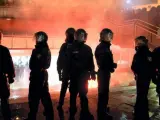 Policías antimotines vigilan mientras manifestantes del movimiento islamófobo Pegida protestan, en Fráncfort (Alemania).
