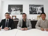 Paco Alcácer (centro), sonríe acompañado por el presidente Amadeo Salvo (izquierda) y un representante del máximo accionista Peter Lim, durante su renovación por el Valencia CF.