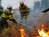 Brigadistas intentan extinguir un fuego en Galicia.