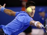 El tenista serbio Novak Djokovic devuelve la bola al suizo Stanislas Wawrinka durante su partido de semifinales del Abierto de Australia de tenis, disputado el viernes 30 de enero de 2015.