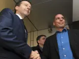 El presidente del Eurogrupo, Jeroen Dijsselbloem (izq), estrecha la mano al ministro de Finanzas griego, Yanis Varufakis.