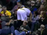 El alero estadounidense de los Cleveland Cavaliers LeBron James besa la mano de una aficionada en el último partido del equipo de Ohio.
