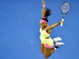 La tenista estadounidense Serena Williams celebra su victoria en el Open de Australia de tenis.