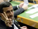 El presidente de Irán, Mahmud Ahmadineyad, hace el signo de la victoria antes de una intervención ante la Asamblea General de la ONU.