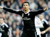 El delantero portugués del Real Madrid Cristiano Ronaldo celebra el gol marcado al Valencia.