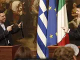 El primer ministro griego, Alexis Tsipras (i), recibe una corbata de manos de su homólogo italiano, Matteo Renzi.