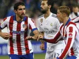 El delantero del Atlético de Madrid Fernando Torres (d) celebra el tanto que acaba de marcar su compañero, el centrocampista Raúl García (i), de penalti, el primero frente al Real Madrid, durante el partido de ida de los octavos de final de la Copa del Rey.