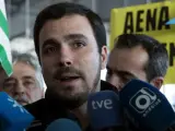 Alberto Garzón hace declaraciones a los medios durante una concentración contra la privatización de AENA.