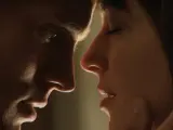 Dakota Johnson y Jamie Dornan en 'Cincuenta sombras de Grey'.