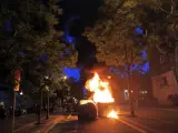 Barricadas de contenedores ardiendo en las inmediaciones de la Rambla del Raval, en Barcelona, durante los incidentes registrados tras la manifestación en protesta por el desalojo del centro social Can Vies.