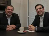 El líder de Syriza, Alexis Tsipras (dcha), durante su encuentro con el presidente del partido de derecha nacionalista Griegos Independientes (ANEL), Panos Kamenos (izq).