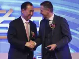 El presidente del Grupo Wanda, Wang Jianlin (izda), estrecha la mano del presidente de Infront, Philippe Blatter, durante la firma de un acuerdo en Pekín (China).