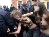 Activistas del grupo feminista ucraniano FEMEN protestan ante los juzgados de Lille (Francia) a la llegada del exdirector del Fondo Monetario Internacional Dominique Strauss Kahn.