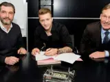 Marco Reus firmando la renovación de su contrato.