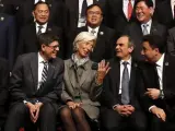 La máxima responsable del FMI, Christine Lagarde (centro), rodeada de los ministros de finanzas y gobernadores de los banco centrales del G-20, en la reunión mantenida en Estambul (Turquía).