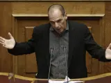 El ministro griego de Finanzas, Yanis Varufakis, interviene en sesión parlamentaria.