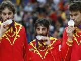 Juan Carlos Navarro, Pau y Marc Gasol con la plata de Londres 2012.