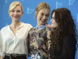 Cate Blanchett, Lily James y Helena Boham Carter, durante la presentación de 'Cenicienta' en la Berlinale.