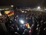 Miles de personas, en una manifestación convocada por el movimiento "Patriotas Europeos contra la Islamización de Occidente" ("Pegida") en Dresde, Alemania.