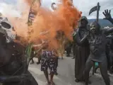 Un grupo de personas celebra el carnaval en el desfile del Bloco da Lama (comparsa del barro), el evento más famoso de la ciudad de Paraty (Brasil).