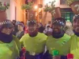 Los cuatro jóvenes disfrazados de guardias urbanos con tiestos en la cabeza en alusión al caso 4-F.