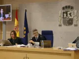 El magistrado de la Audiencia Nacional Fernando Grande-Marlaska sigue la intervención del presidente de la Generalitat, Artur Mas, durante su declaración por videoconferencia en la cuarta jornada del juicio contra 19 acusados del asedio al Parlament en 2011.