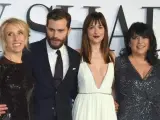 La directora Sam Taylor-Johnson, el modelo Jamie Dornan, la actriz Dakota Johnson y la autora E. L. James durante el estreno de '50 sombras de Grey' en Londres.