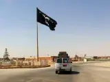 Bandera del grupo Estado Islámico en el centro de Ragua.