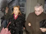 Manuel Fernández Castiñeiras, acusado de robar el Códice Calixtino, junto a su abogada, Carmen Ventoso a su llegada a los juzgados compostelanos.