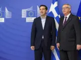 El primer ministro griego, Alexis Tsipras, junto al presidente de la Comisión Europea, Jean-Claude Juncker durante un encuentro en Bruselas.
