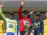El ciclista británico Chris Froome (c), vencedor de la clasificación general en el podio de la LXI edición de la Vuelta Ciclista a Andalucía, junto a los españoles Alberto Contador (i), segundo y Beñat Intxausti, tercero tras la disputa de la última etapa.