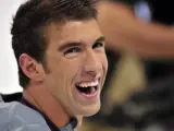 El nadador estadounidense, Michael Phelps, sonriente tras ganar su último oro.