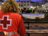 Un voluntario de Cruz Roja en la plaza del ayuntamiento de Ossa de Montiel, tras el terremoto.