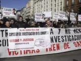 Varios miembros de la plataforma "Víctimas Alvia 04155" durante la concentración frente a la plaza de Neptuno.