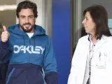 El piloto español Fernando Alonso, que el pasado domingo sufrió un accidente en los entrenamientos de pretemporada que se estaban celebrando en el circuito barcelonés de Montmeló, saluda a la prensa al salir del hospital tras recibir el alta hospitalaria.