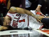 Derrick Rose, jugador de Chicago Bulls, se lamenta en el suelo de una lesión de rodilla.