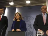 La vicepresidenta del Gobierno, Soraya Sáenz de Santamaría, y los ministros de Justicia Rafael Catalá (dch) y de Economía Luis de Guindosal inicio de la rueda de prensa del Consejo de Ministros.