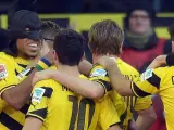 El delantero gabonés del Borussia Dortmund Pierre Americk Aubameyang celebra un gol ataviado como Batman.