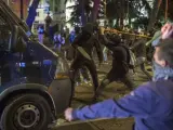 Jóvenes golpean una furgoneta de la Policía Municipal en los disturbios posteriores a la marcha del 22-M.