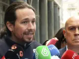 El secretario general de Podemos, Pablo Iglesias (i), en declaraciones a los medios de comunicación en Bruselas.