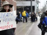 Un ciudadano sostiene un cartel en el que se lee: "La pena de muerte es asesinato" frente a la corte federal Joseph Moakley, en Boston.