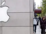 Logotipo de Apple en una calle de EE UU.