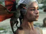 Khaleesi, junto a uno de sus dragones, en una imagen de Juego de Tronos.