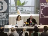 La portavoz de Ganemos Madrid, Celia Mayer, junto al secretario general de Podemos en la ciudad de Madrid, Jesús Montero.