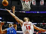 Pau Gasol busca un rebote en el partido contra los Thunder