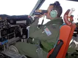 Un integrante de la Real Fuerza Aérea Australiana de la tripulación de un AP-3C Orion de la patrulla marítima participa en la búsqueda del avión de la aerolínea Malasia MH370.