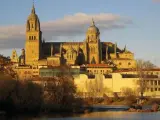 Vista de Salamanca con la catedral al fondo y el Tormes en primer plano.